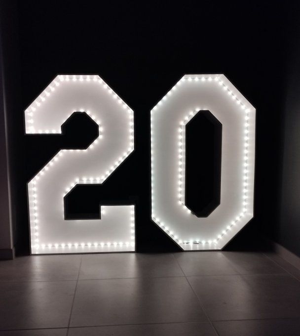 Chiffre 20 géant lumineux