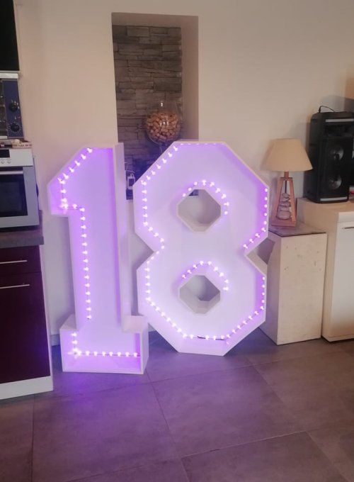 Chiffre 18 géant lumineux