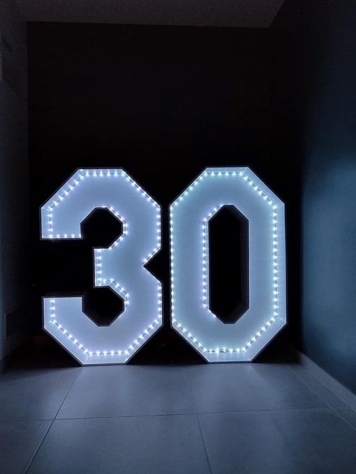 Chiffre 30 géant lumineux