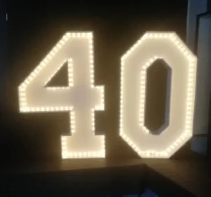 Chiffre 40 géant lumineux