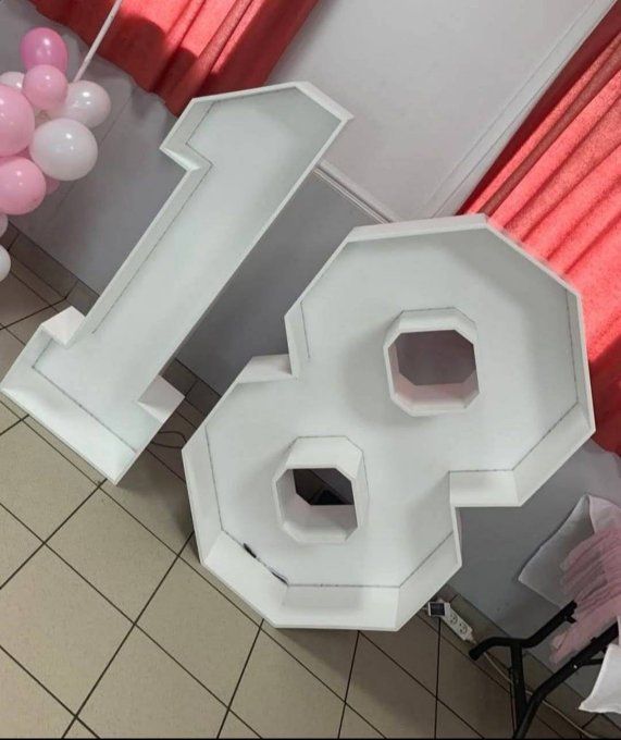 Chiffre 18 géant lumineux