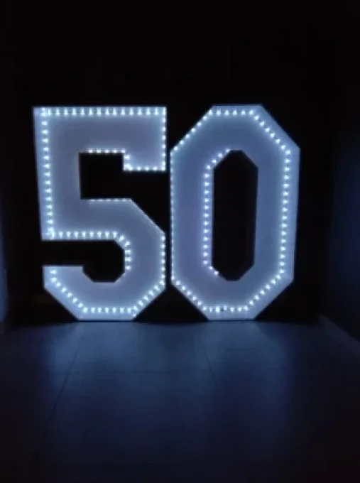 Chiffre 50 géant lumineux 