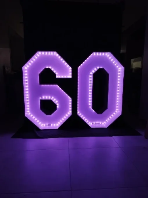 Chiffre 60 géant lumineux