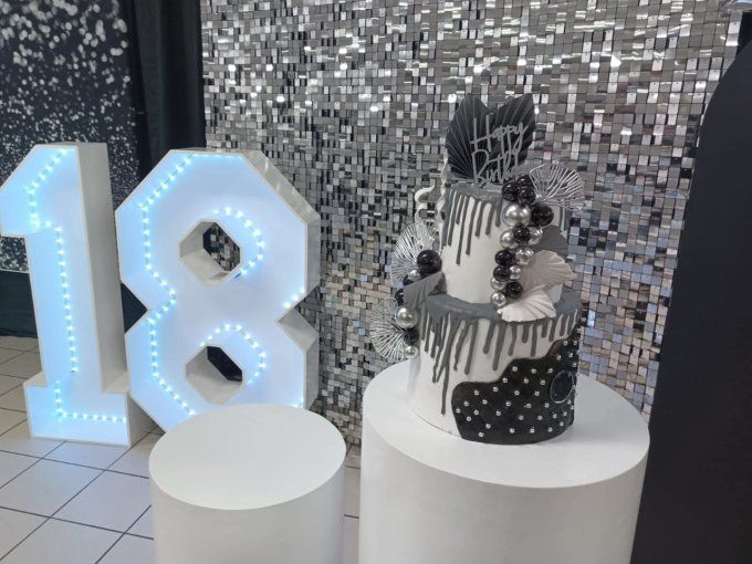 Chiffre 18 géant lumineux